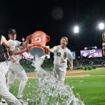 22. júna 2026; Chicago, Illinois, USA; Tretí hráč tímu Chicago White Sox Colson Montgomery (12) a druhý hráč tímu Chase Meidroth (10) sa pokúšajú namočiť ľavého hráča v poli Sama Antonacciho (17) po tom, čo porazili Cleveland Guardians v Rate Field. Povinný kredit: Patrick Gorski-Imagn Images
