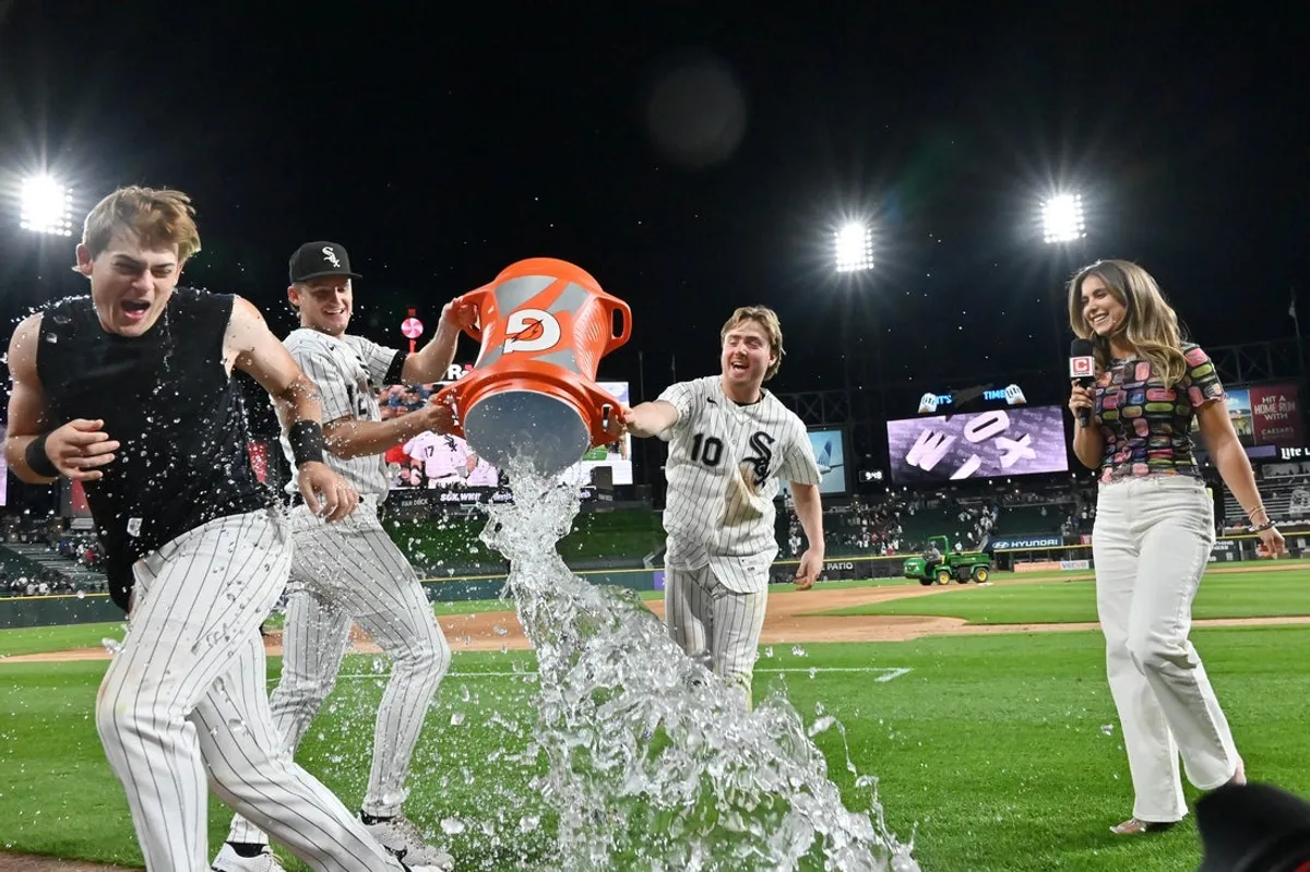 22. júna 2026; Chicago, Illinois, USA; Tretí hráč tímu Chicago White Sox Colson Montgomery (12) a druhý hráč tímu Chase Meidroth (10) sa pokúšajú namočiť ľavého hráča v poli Sama Antonacciho (17) po tom, čo porazili Cleveland Guardians v Rate Field. Povinný kredit: Patrick Gorski-Imagn Images