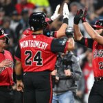 26. júna 2026; Chicago, Illinois, USA; Stredový hráč Chicaga White Sox Tristan Peters (29) oslavuje s pravým hráčom v poli Bradenom Montgomerym (24), druhým hráčom v poli Chase Meidroth (10) a shortom Colsonom Montgomerym (12) po tom, čo zasiahli grandslamový zápas proti Kansas City Royals počas šiestej smeny v Rate Field. Povinný kredit: Patrick Gorski-Imagn Images