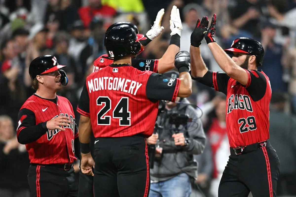 26. júna 2026; Chicago, Illinois, USA; Stredový hráč Chicaga White Sox Tristan Peters (29) oslavuje s pravým hráčom v poli Bradenom Montgomerym (24), druhým hráčom v poli Chase Meidroth (10) a shortom Colsonom Montgomerym (12) po tom, čo zasiahli grandslamový zápas proti Kansas City Royals počas šiestej smeny v Rate Field. Povinný kredit: Patrick Gorski-Imagn Images