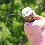 31. mája 2026; Fort Worth, Texas, USA; JJ Spaun hrá svoj úder zo šiesteho odpaliska počas posledného kola golfového turnaja Charles Schwab Challenge. Povinný kredit: Raymond Carlin III-Imagn Images
