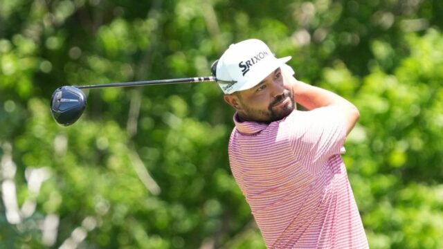 31. mája 2026; Fort Worth, Texas, USA; JJ Spaun hrá svoj úder zo šiesteho odpaliska počas posledného kola golfového turnaja Charles Schwab Challenge. Povinný kredit: Raymond Carlin III-Imagn Images