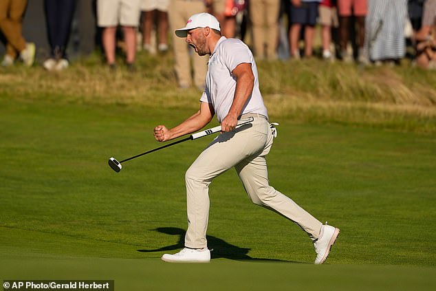 Wyndham Clark búrlivo oslavuje po tom, čo v nedeľu zahral birdie na 16. jamke v Shinnecock Hills