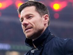 Xabi Alonso a Chelsea vyhlasujú hviezdu za nedotknuteľnú po viacnásobnom odmietnutí prestupu Xabi Alonso sa pozerá