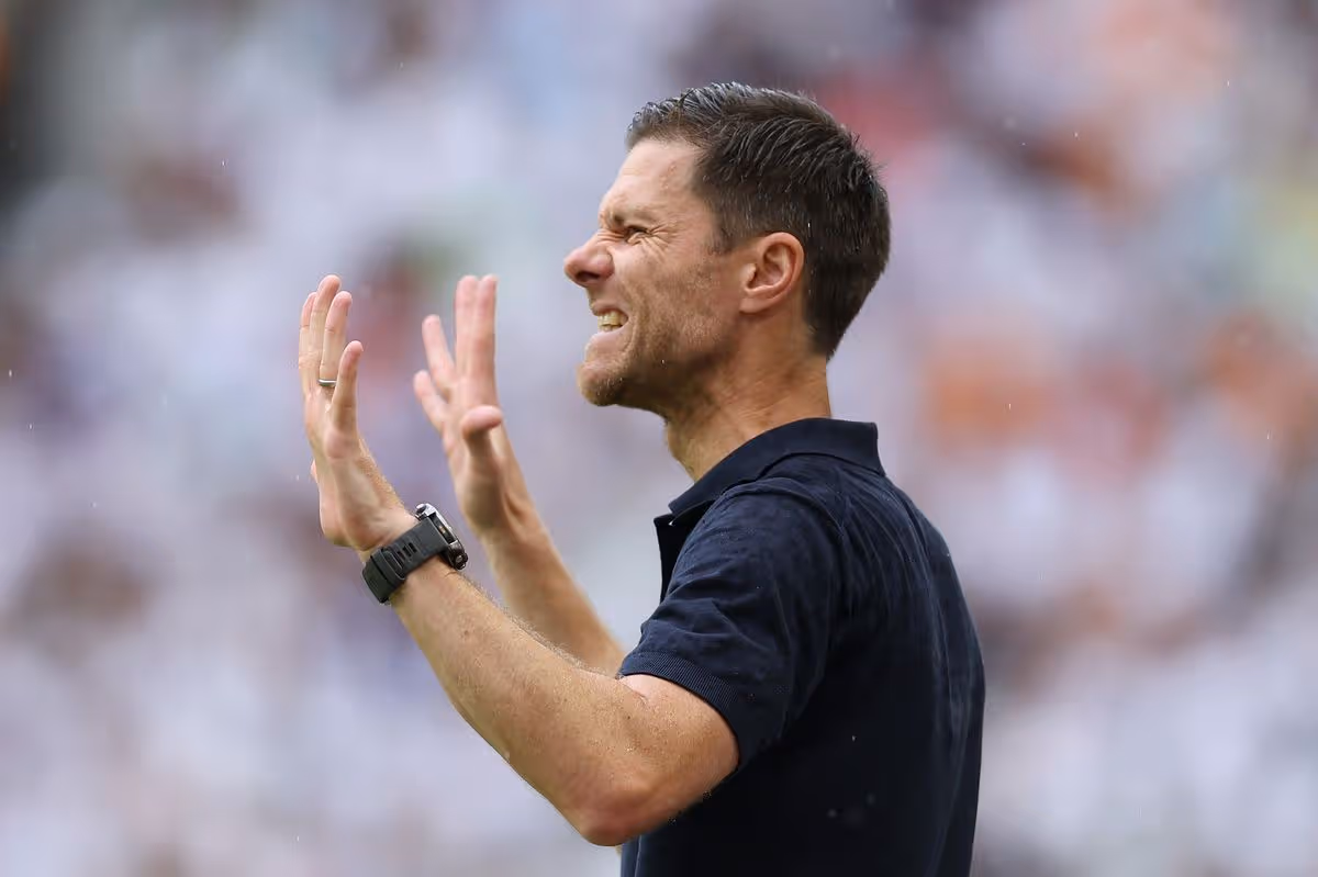Xabi Alonso gestikuluje na čiare