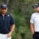 Golfisti PGA Xander Schauffele a Wyndham Clark kráčajú na 3. jamke v TPC Sawgrass