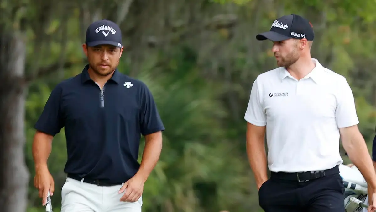 Golfisti PGA Xander Schauffele a Wyndham Clark kráčajú na 3. jamke v TPC Sawgrass