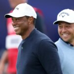 Tiger Woods a Xander Schauffele reagujú na 18. greene v Royal Troon.