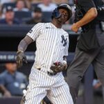 Yankees' Jazz Chisholm Jr. opúšťa hru po tom, čo faul lopta zasiahla oblasť slabín
