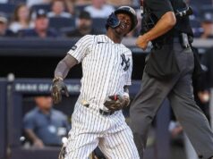 Yankees‘ Jazz Chisholm Jr. opúšťa hru po tom, čo faul lopta zasiahla oblasť slabín Yankees' Jazz Chisholm Jr. opúšťa hru po tom, čo faul lopta zasiahla oblasť slabín