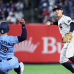 New York Yankees shortstop Anthony Volpe prehodil okolo lapača Toronta Blue Jays Brandona Valenzuelu a dokončil double play v deviatej smene na Yankee Stadium.
