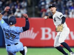 Yankees hľadiac na odplatu v Toronte počas zápasu AL East New York Yankees shortstop Anthony Volpe prehodil okolo lapača Toronta Blue Jays Brandona Valenzuelu a dokončil double play v deviatej smene na Yankee Stadium.