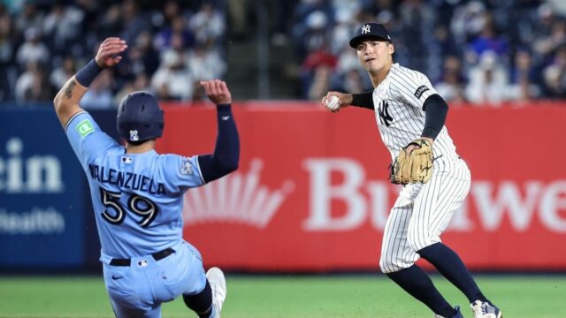New York Yankees shortstop Anthony Volpe prehodil okolo lapača Toronta Blue Jays Brandona Valenzuelu a dokončil double play v deviatej smene na Yankee Stadium.