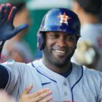 12. júna 2026; Kansas City, Missouri, USA; Houston Astros určený stopér Yordan Alvarez (44) oslavuje v zemľanke po zasiahnutí grandslamu proti Kansas City Royals počas prvej zmeny na Kauffman Stadium. Povinný kredit: Denny Medley-Imagn Images