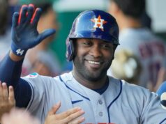 Yordan Alvarez z Astrosu trafil 2-run homer, slam v prvej smene 12. júna 2026; Kansas City, Missouri, USA; Houston Astros určený stopér Yordan Alvarez (44) oslavuje v zemľanke po zasiahnutí grandslamu proti Kansas City Royals počas prvej zmeny na Kauffman Stadium. Povinný kredit: Denny Medley-Imagn Images