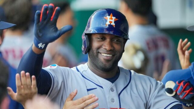 12. júna 2026; Kansas City, Missouri, USA; Houston Astros určený stopér Yordan Alvarez (44) oslavuje v zemľanke po zasiahnutí grandslamu proti Kansas City Royals počas prvej zmeny na Kauffman Stadium. Povinný kredit: Denny Medley-Imagn Images