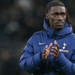 Yves Bissouma z Tottenhamu Hotspur tlieska fanúšikom počas zápasu Premier League medzi Tottenhamom Hotspur a Manchestrom City na štadióne Tottenham Hotspur.