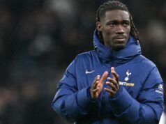 Yves Bissouma sa postavil na stretnutie Tottenhamu, keď sa kluby plánujú presunúť za 30 miliónov libier Yves Bissouma z Tottenhamu Hotspur tlieska fanúšikom počas zápasu Premier League medzi Tottenhamom Hotspur a Manchestrom City na štadióne Tottenham Hotspur.