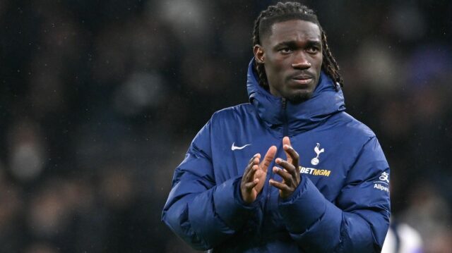 Yves Bissouma z Tottenhamu Hotspur tlieska fanúšikom počas zápasu Premier League medzi Tottenhamom Hotspur a Manchestrom City na štadióne Tottenham Hotspur.