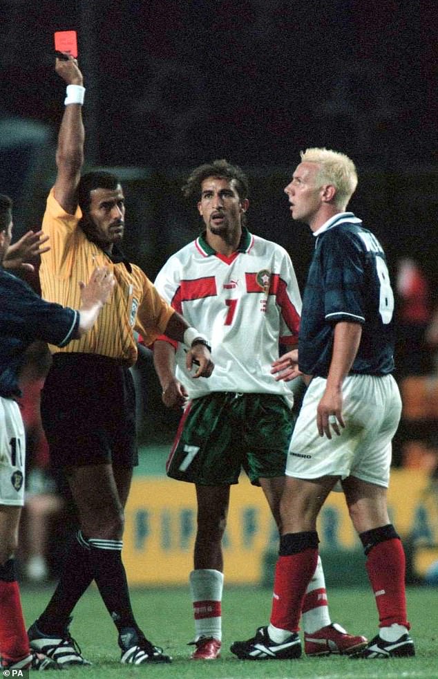 Craig Burley vidí červenú, keď Škótsko prehralo 3:0 s Marokom v St Etienne v roku 1998