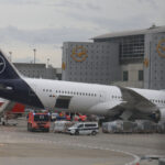 Zamestnanci Lufthansy sa zranili po páde Boeingu 787 vo Frankfurte | letectva