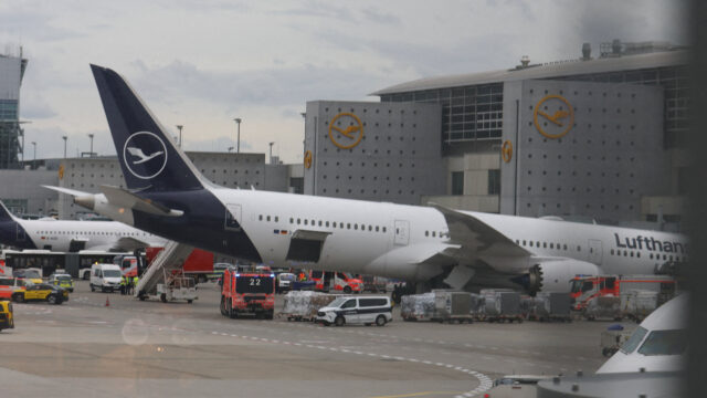 Zamestnanci Lufthansy sa zranili po páde Boeingu 787 vo Frankfurte | letectva
