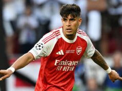 Zdá sa, že hviezda Arsenalu potvrdila prestup v emotívnej správe, keď klub odpovedal Hráči Arsenalu sa pred zápasom túlia