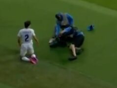 Zdravotníci sa po brutálnej kolízii s hviezdou Premier League ponáhľajú za kameramanom majstrovstiev sveta Kameraman zostal zranený po incidente v zápase Kolumbia vs Uzbekistan.