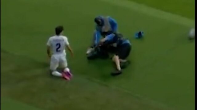 Zdravotníci sa po brutálnej kolízii s hviezdou Premier League ponáhľajú Kameraman zostal zranený po incidente v zápase Kolumbia vs Uzbekistan.