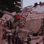 Prvý zasahujúci navštevujúci poškodenú budovu v Caracase vo Venezuele po zemetrasení.