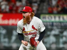 Zhrnutie MLB: Dustin May od Cardinals vystrelil jeden zásah proti rodičom 15. júna 2026; Louis, Missouri, USA; Začiatočný nadhadzovač St. Louis Cardinals Dustin May (3) reaguje po tom, čo na Busch Stadium hodil kompletný zápas jedného stopéra proti San Diego Padres. Povinný kredit: Jeff Curry-Imagn Images