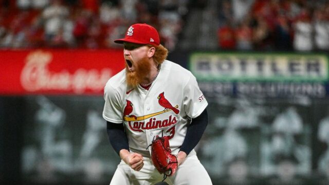 15. júna 2026; Louis, Missouri, USA; Začiatočný nadhadzovač St. Louis Cardinals Dustin May (3) reaguje po tom, čo na Busch Stadium hodil kompletný zápas jedného stopéra proti San Diego Padres. Povinný kredit: Jeff Curry-Imagn Images