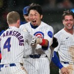 29. júna 2026; Chicago, Illinois, USA; Hráč Chicago Cubs Seiya Suzuki (27) oslavuje svoj singel so spoluhráčmi po tom, čo porazil San Diego Padres v deviatej smene na Wrigley Field. Povinný kredit: Patrick Gorski-Imagn Images