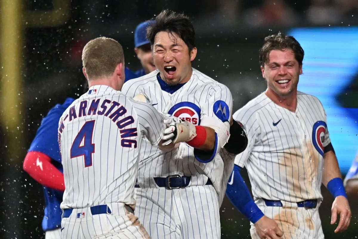 29. júna 2026; Chicago, Illinois, USA; Hráč Chicago Cubs Seiya Suzuki (27) oslavuje svoj singel so spoluhráčmi po tom, čo porazil San Diego Padres v deviatej smene na Wrigley Field. Povinný kredit: Patrick Gorski-Imagn Images