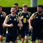 Škótsky kapitán Andy Robertson bol v dobrej nálade, keď viedol tréning v Charlotte