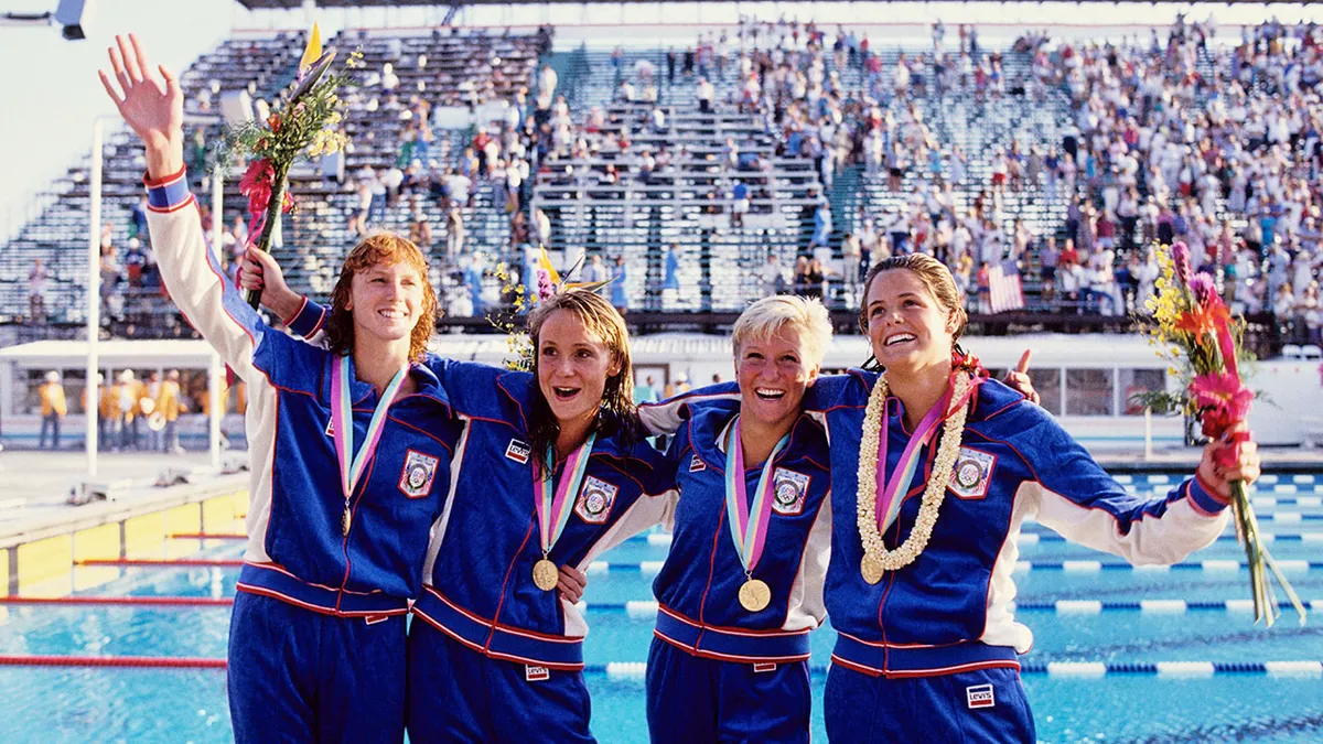 Jenna Johnson, Nancy Hogshead, Carrie Steinseifer a Dara Torres oslavujú víťazstvo žien v štafete na 4x100 m voľný spôsob