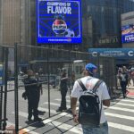 Okolo vonkajšej strany Madison Square Garden bol pre hru 3 vztýčený obrovský oceľový kruh