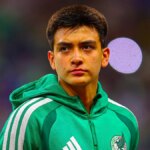 Mexický stredopoliar Gilberto Mora stojí počas štátnej hymny na Alamodome.