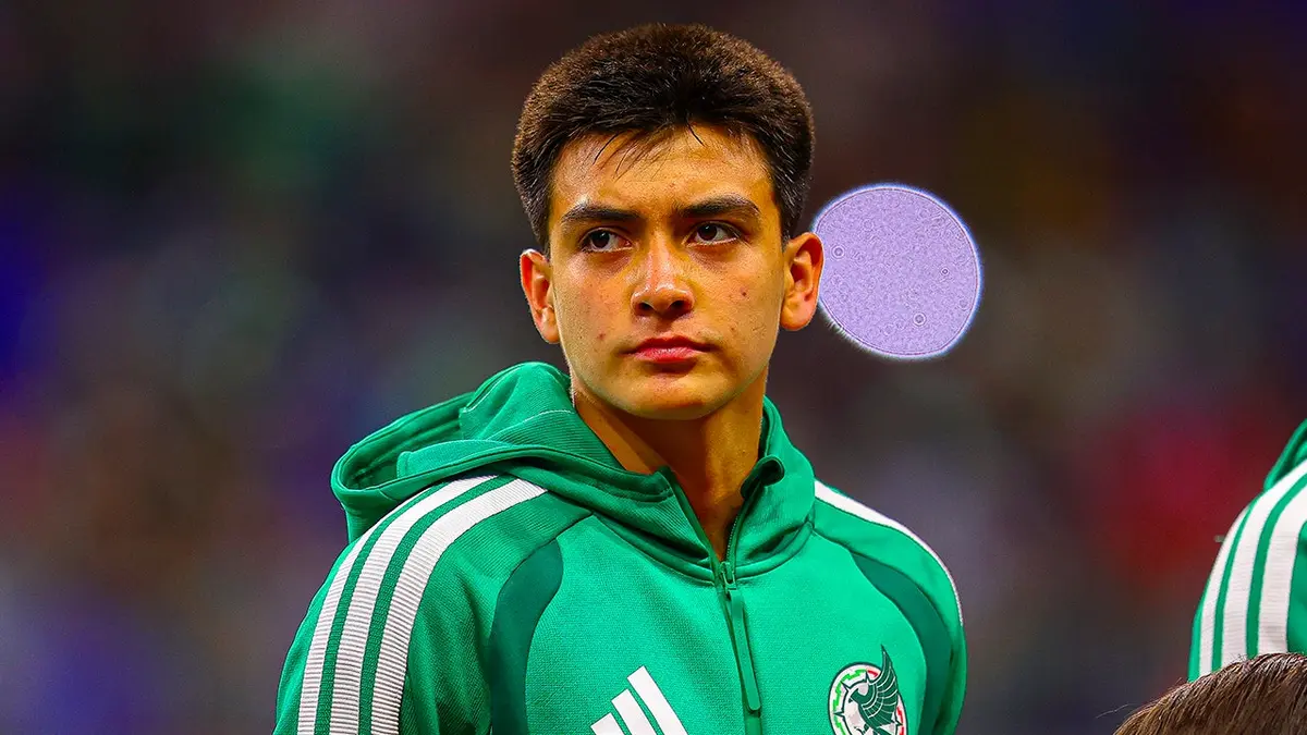 Mexický stredopoliar Gilberto Mora stojí počas štátnej hymny na Alamodome.