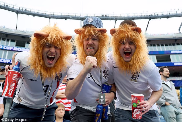 Daily Mail Sport strávil deň s tromi expatmi žijúcimi v USA na zápase Anglicka s Ghanou (na obrázku - Andrew Heavens, Graham Jordison a Jon Ashley)