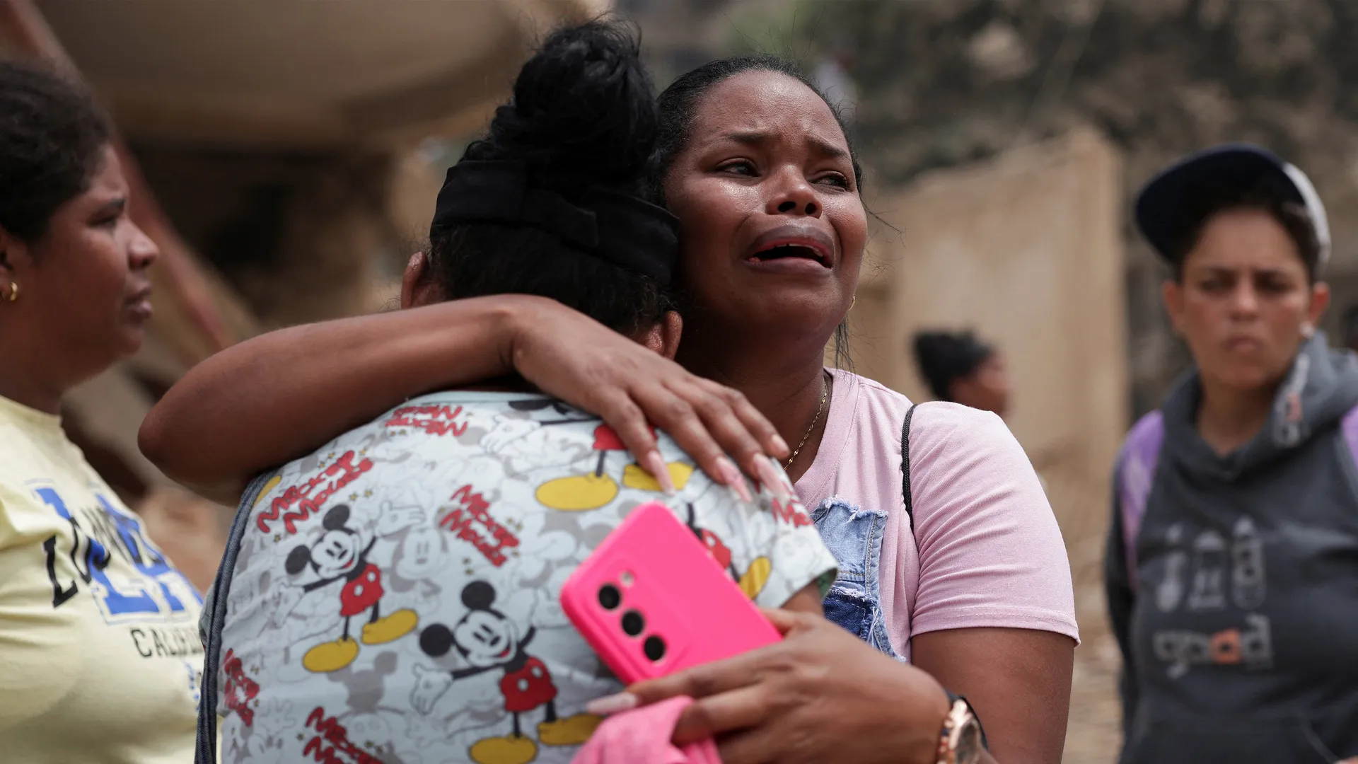 Zúfalé rodiny pátrajú po nezvestných blízkych vo Venezuele | Zemetrasenia