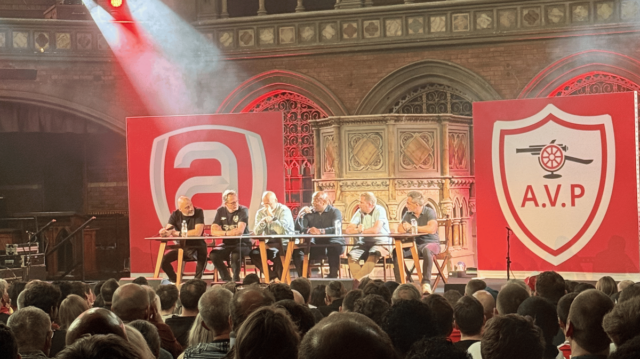 Andrew Mangan je vlastníkom Arseblogu a hostiteľom podcastu Arsecast