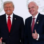 Donald Trump, na snímke po boku prezidenta FIFA Gianniho Infantina, by mohol svojich agentov ICE zacieliť na škótsky svetový šampionát s Haiti