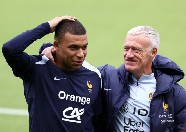 „Je to skutočný líder“ – Didier Deschamps chváli vedenie Kyliana Mbappého ako kapitána Francúzska
