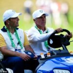 Gianfranco Zola (vpravo) so svojím priateľom a vicekapitánom tímu Európa Francescom Molinarim na Ryder Cupe 2025