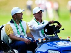 „Keď mi zavolali, myslel som si, že je to vtip!“: GIANFRANCO ZOLA o svojej „neuveriteľnej“ úlohe na Ryder Cupe, „veľmi divokých“ oslavách po víťazstve tímu Európy – a jeho obľúbenej spomienke na Chelsea Gianfranco Zola (vpravo) so svojím priateľom a vicekapitánom tímu Európa Francescom Molinarim na Ryder Cupe 2025