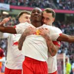Yan Diomande (RB Leipzig) sleduje počas dňa zápasu 33. 1. Bundesligu, RB Lipsko a St. Pauli, Red Bull Arena, Lipsko, Nemecko 9. mája 2026. (Foto Ulrik Pedersen/NurPhoto cez Getty Images)