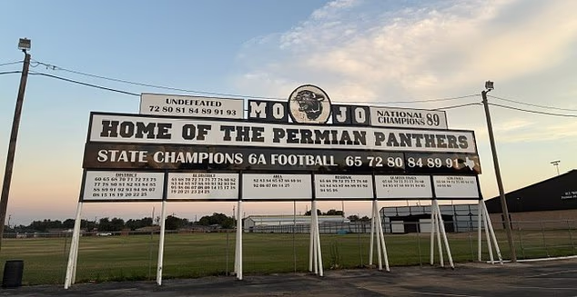 Odessa, Západný Texas, je teritóriom amerického futbalu a domovom Permian High School Panthers, zvečnených v klasickej knihe „Friday Night Lights“