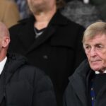 Paul Dalglish a Sir Kenny Dalglish sa pozerajú na zápas Premier League medzi Manchestrom City a Liverpoolom na Etihad Stadium
