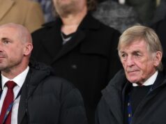 „Môj otec je môj hrdina“ – emocionálne vyhlásenie syna Sira Kennyho Dalglisha, keď ikona Liverpoolu bojuje s rakovinou Paul Dalglish a Sir Kenny Dalglish sa pozerajú na zápas Premier League medzi Manchestrom City a Liverpoolom na Etihad Stadium